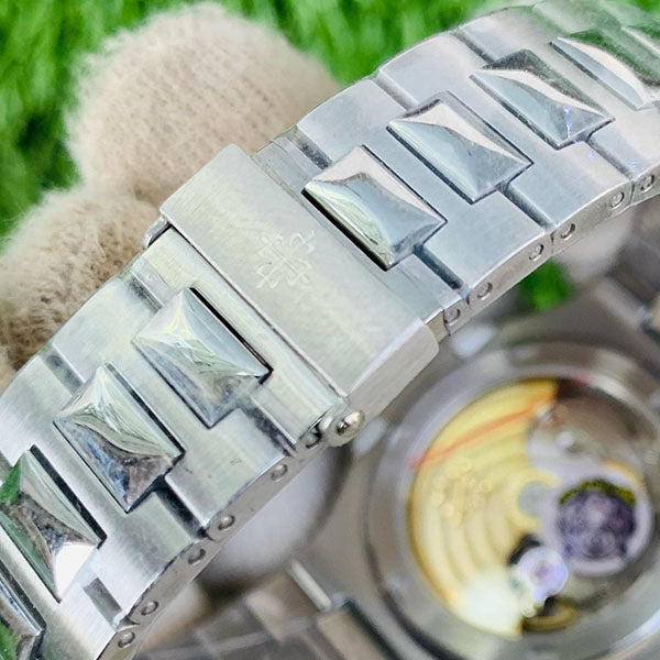 Patek Philippe Nautilus β White Slim Dial | 40mm Automatic | Premium Edition β Karachi