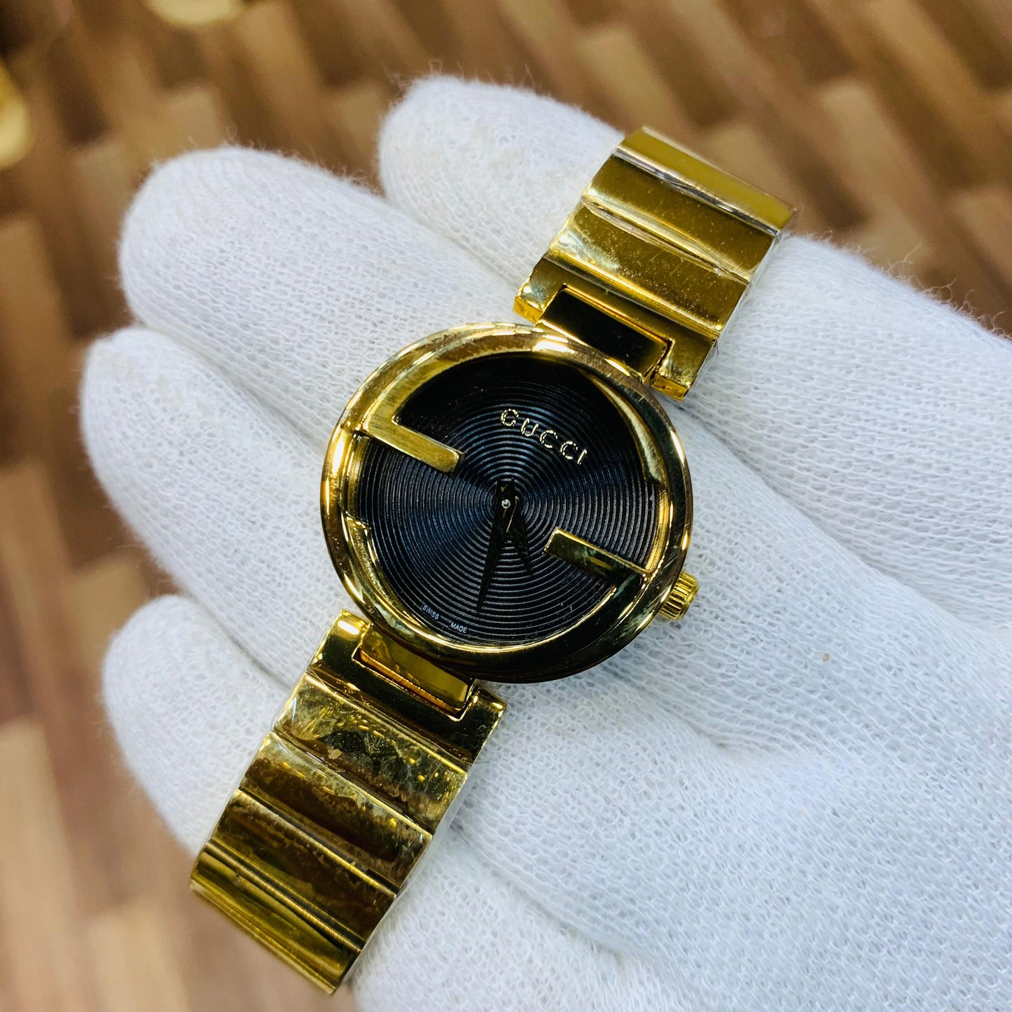 Gucci Women 34mm Black Dial gold Bracelet